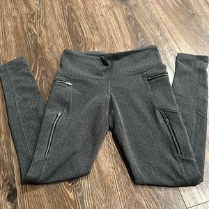 ATHLETA leggings with a zipper pockets size S. Looks like new
